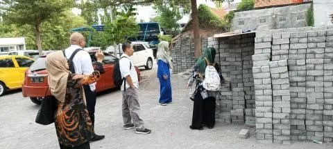 Kunjungan Dinas Lingkungan Hidup Kabupaten Kendal ke Bengkel Paving Blok Udinus